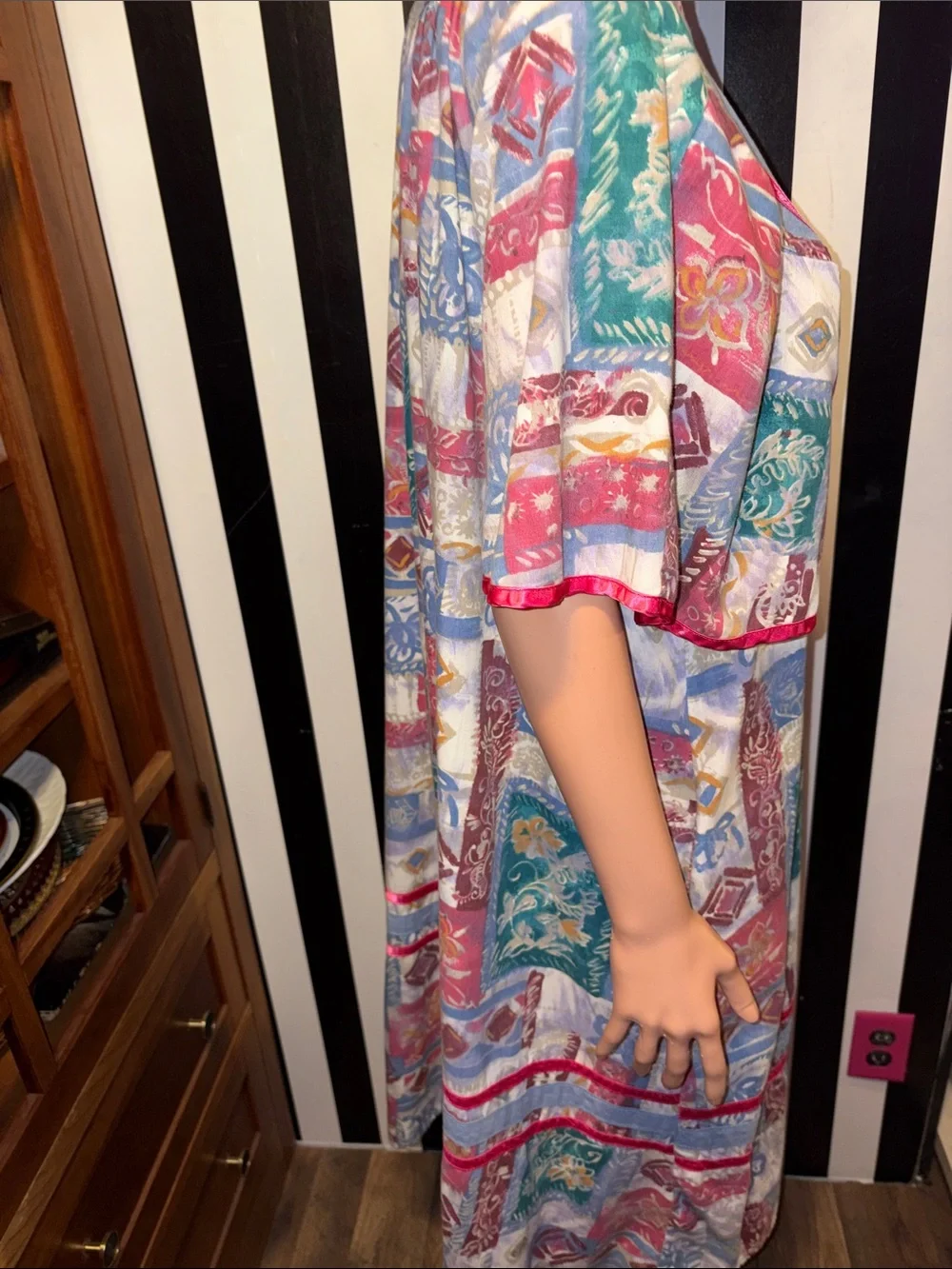 Classic Vintage Cotton MuuMuu Gown Caftan House Dress Medium/Large Has Pockets